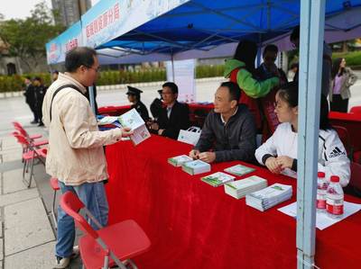 荔灣發(fā)放環(huán)保指引手冊(cè)，助力企業(yè)便捷辦理環(huán)保手續(xù)與咨詢服務(wù)